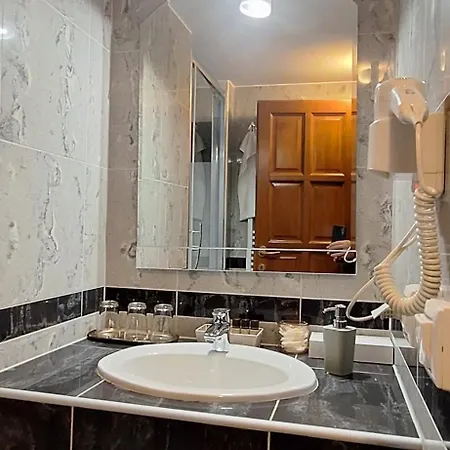 Atryum Hotell 3*